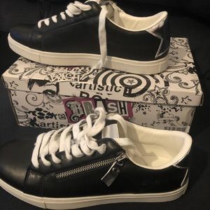 Black sneakers with silver metallic star sz 11